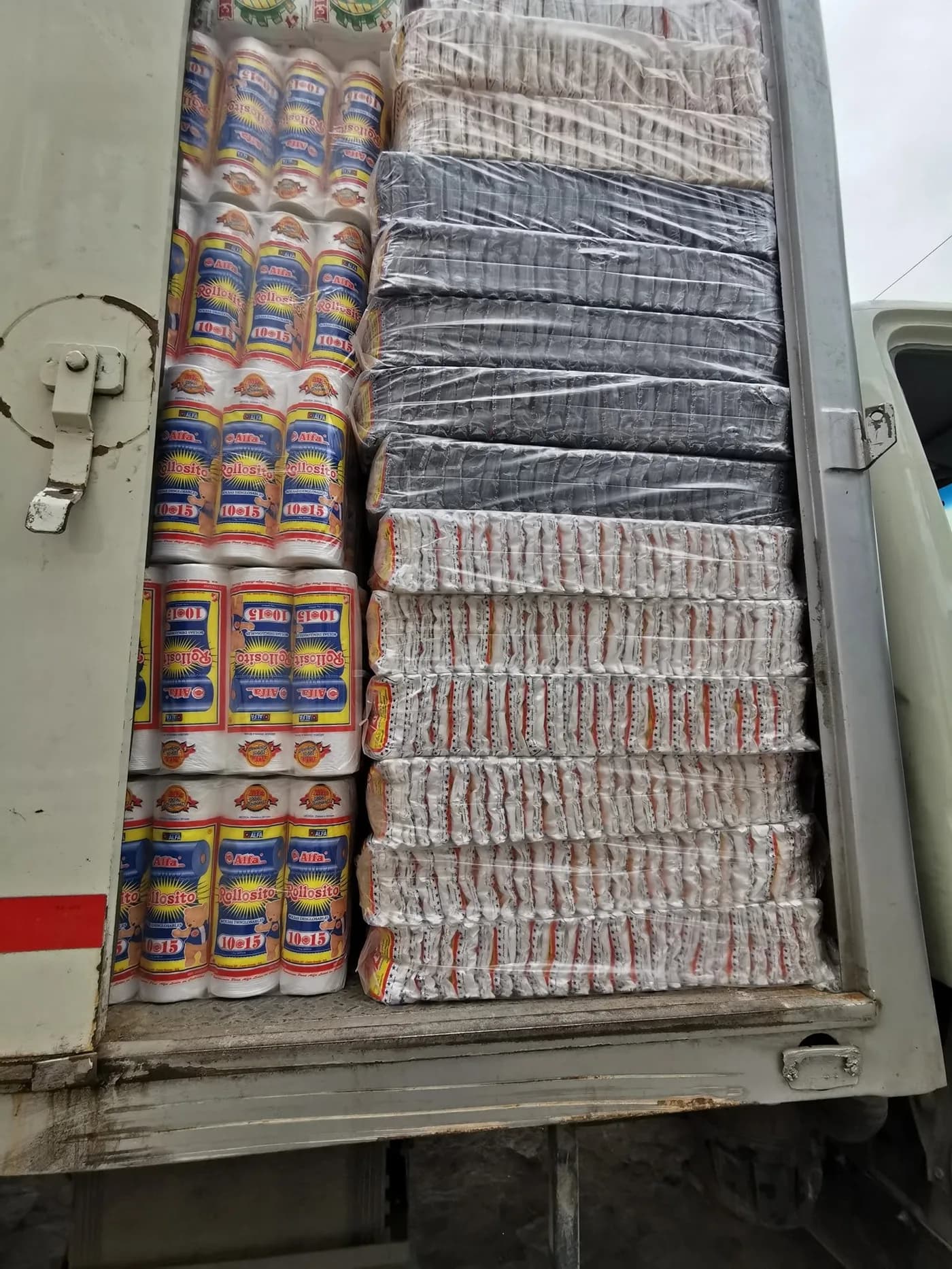 Camión de Inversiones Barrera cargado de Rollositos y bolsas